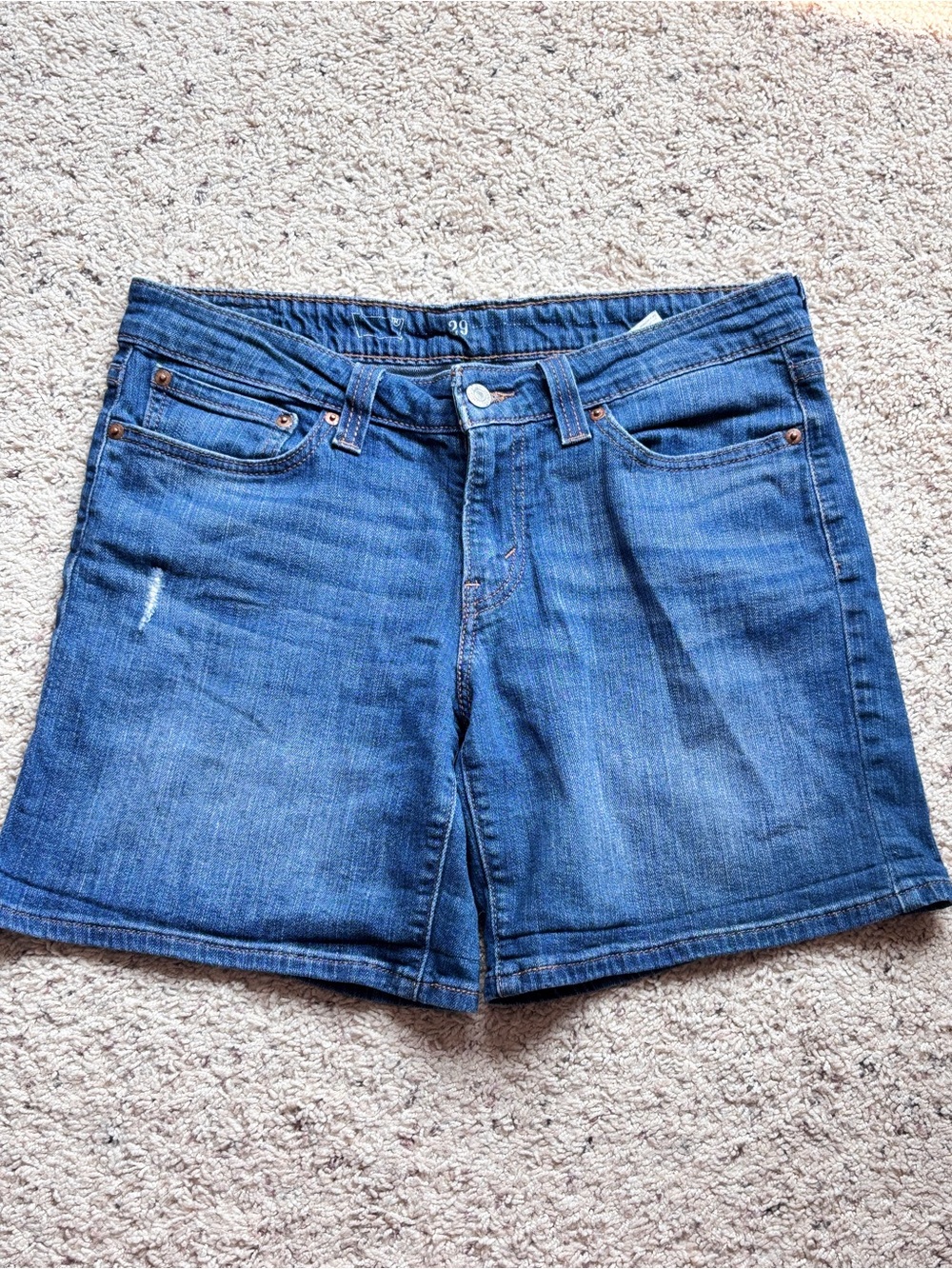 Levi's Medium Wash Denim Women's 29 Mid Rise Jean Shorts inseam 7”